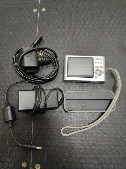 Fujifilm FinePix Z1 5.1 MP Digital Camera, & Charger/Battery TESTED