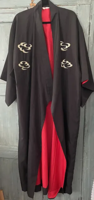 Kimono nero vintage giapponese con drago ricamato di SUNARAMA di londra