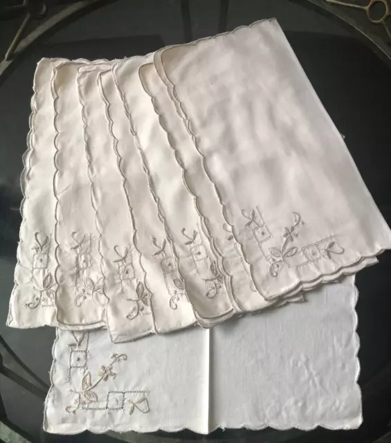 VINTAGE Cream Embroidery Madeira Scallop Edge 8 Napkins