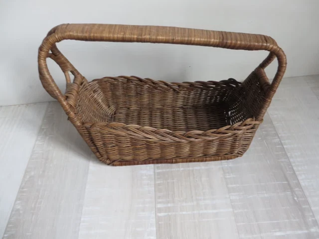 Très joli ancien panier - bar en osier / rotin vintage