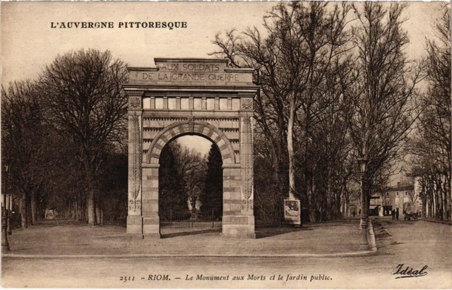 CPA Riom Le Monument aux Morts et le Jardin public FRANCE (1301865)