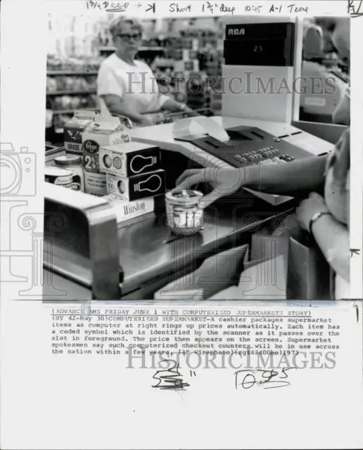 1973 Press Photo Cashier scans grocery's items to a checkout counter computer