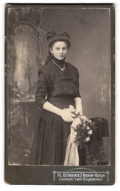 Fotografie H. Böbers, Berlin-Rixdorf, Saalestr. 1, hübsche junge Dame im Kleid