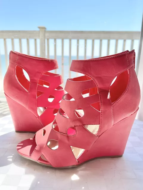 Adriana New York Donna24 Coral Laser Cut Rear Zip Open Toe Wedge Bootie Size 8M