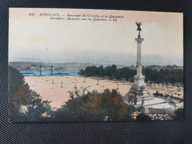 CPA 33 BORDEAUX - Monument des Girondins et les Quiconces