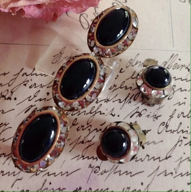 Vintage schwarze lange Glas Cabochon Brosche Strass passende Clips 60er Trauer Vintage schwarze lange Glas Cabochon Brosche Strass passende Clips 60er Trauer