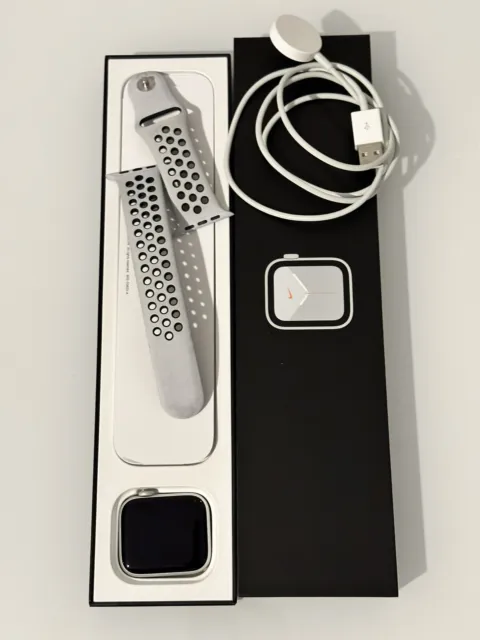 Apple Watch SE Nike 44m Aluminiugehäuse-Silber mit Sportarmband in Pure...