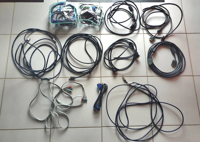 Lot de câbles divers et variés (Câbles et rallonges VGA , DVI , HDMI ,YUV , etc)