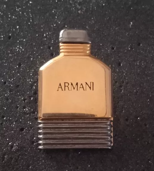 Pin's Parfum Doré Armani Paris. Broche, Bijoux, Luxe, Mode