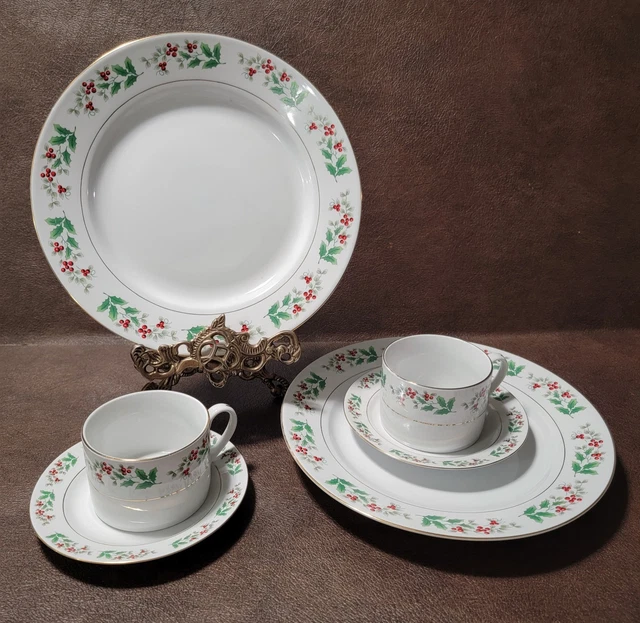 Christmas Charm Gibson Festive Holly Dinnerware GIBSON CHRISTMAS