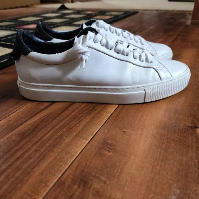 $495 Givenchy Urban Knots White Leather Low Top Black Accent Sneakers 41 M 9