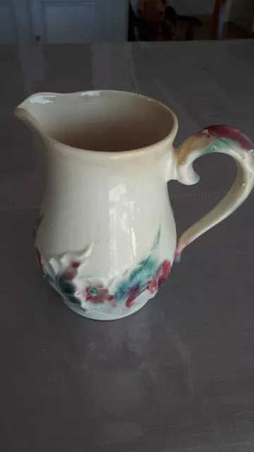 Pichet ancien en faience blanc avec fleurs roses et vertes n°732