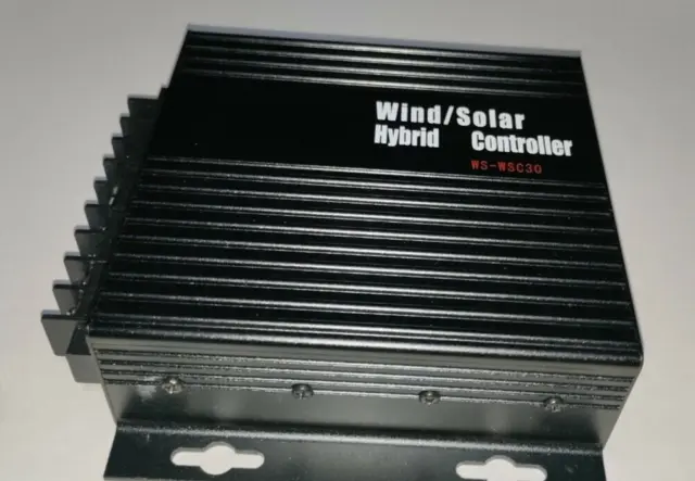 Controlador de luz híbrido solar eólico ALEKO SWC503 modelo WS-WSC30 12V/24V 30A