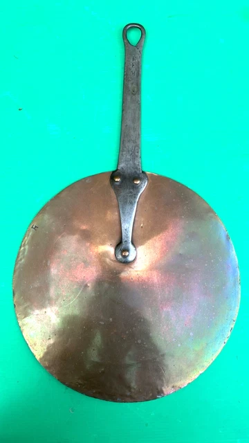 Casserole ancienne en cuivre avec poignée en fer forgé
