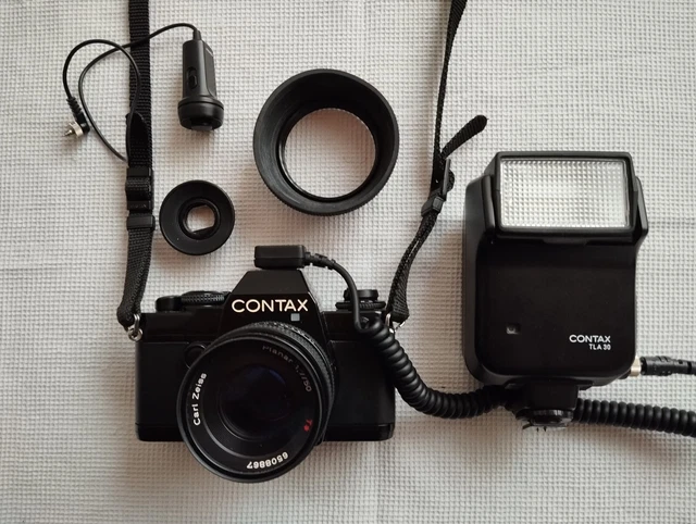 Contax 139 Quartz   -    Carl  Zeiss Planar  1,7/50 mit Blitz und Zubehör