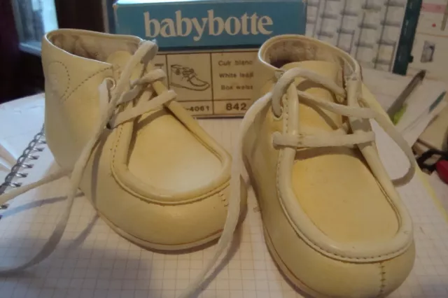 Chaussures BB, cuir blanc, pointure 17, marque BABYBOTTE debout,