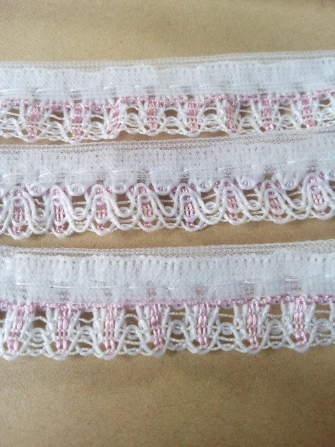 Garde décorative blanche avec détail rose en bas couture 15mm - 7,5mètres