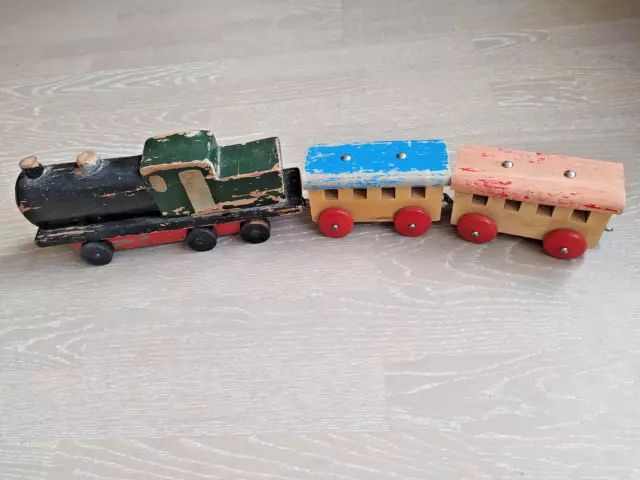 Holzeisenbahn alte Lokomotive handgefertigt bemalt 25,5 cm + 2 Waggons Vintage