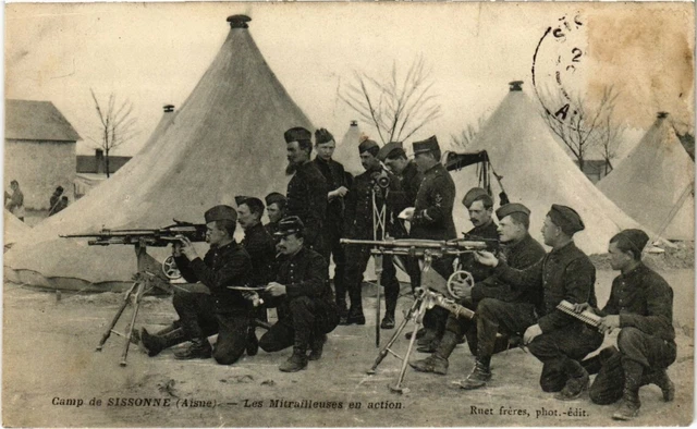 CPA Militaire - Camp de SISSONNE - Les Mitrailleuses en action (69940)
