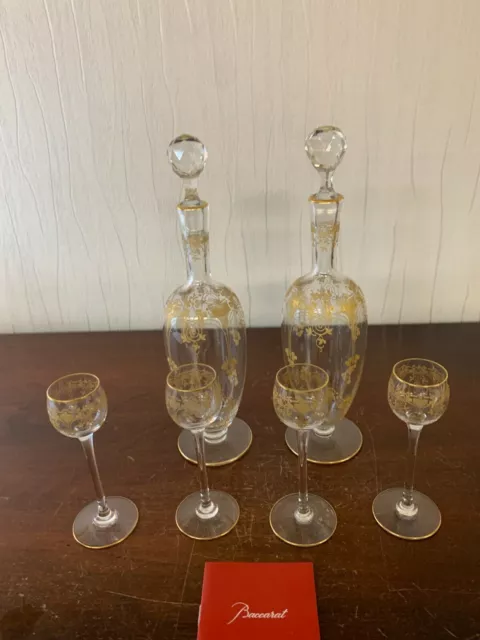 Ensemble 2 carafons et 4 verres sur pied doré à l'or cristal de Baccarat (lot)