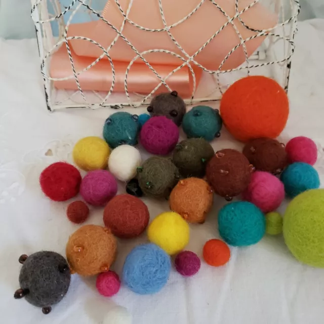 Bolas de lana de fieltro para joyería u otras artesanías de varios colores hasta 1"" cuenta 32