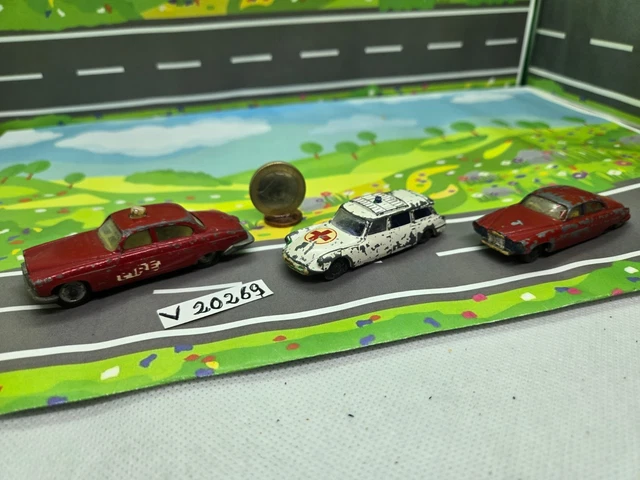 Voiture Miniature MF Ambulance Ford 1965 - Chine - Friction, étain, Boîte D'origine - 13cm