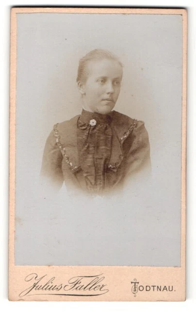 Fotografie Julius Faller, Todtnau, Portrait junge Dame mit zurückgebundenem Haa