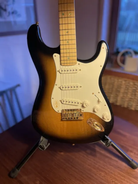 Fender Stratocaster 50th Anniversary Gold Ahorn - Neu / Ungespielt