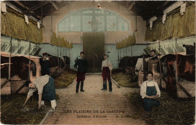 MILITARY CPA Les Plaisirs de la Barracks-Interior d'Ecurie (316036)