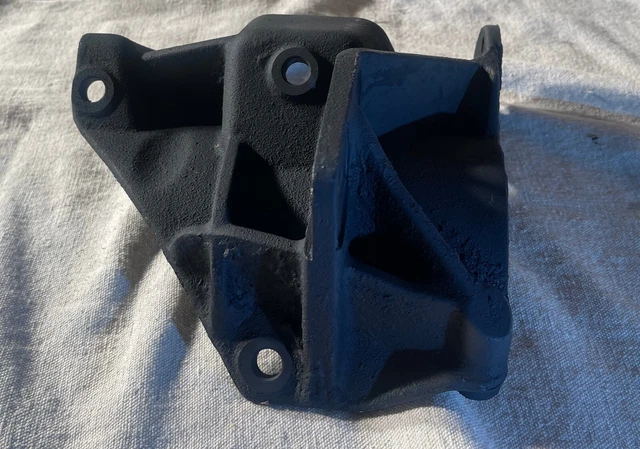 AC COMPRESSOR MOUNT BRACKET 8.1L 01-06 Silverado Tahoe Suburban Sierra 12570220