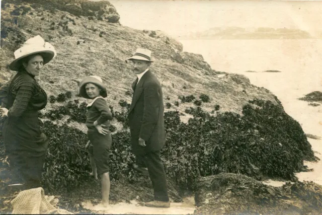 PHoto ID Card Family Dressed Chic by the Sea