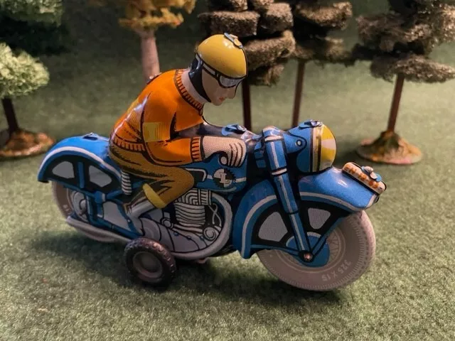 Blechspielzeug Motorrad mit Fahrer in orange-gelber Kombi