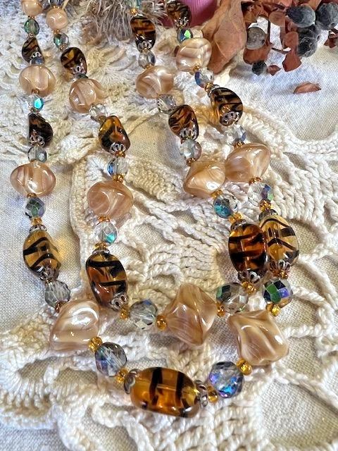 Collier Vintage à 4 Rangs De Perles De Verre à Facettes, Iridescentes Roses - Ancien, Très Bon état