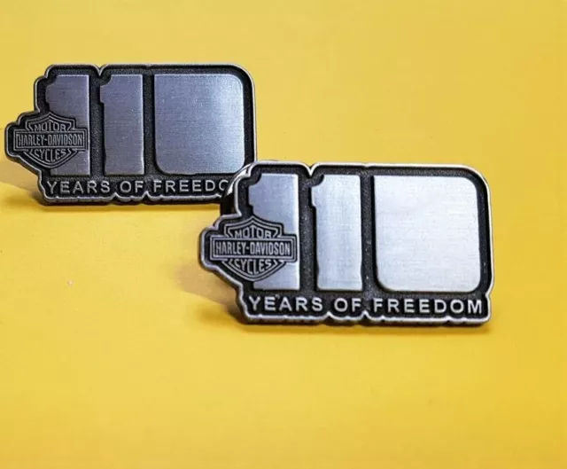 Harley Davidson Pin - Anstecker "110 Jahre Harley D + Logo - Geschenk für Männer