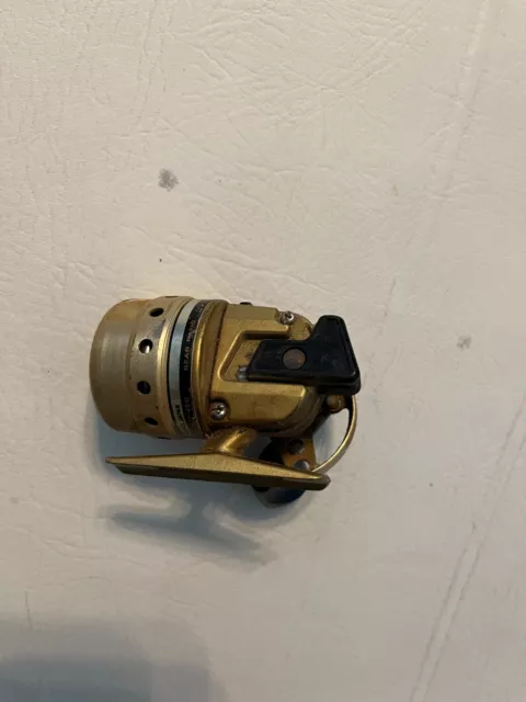 VINTAGE DAIWA MINICAST Gold Spin Casting Fishing Reel *Read