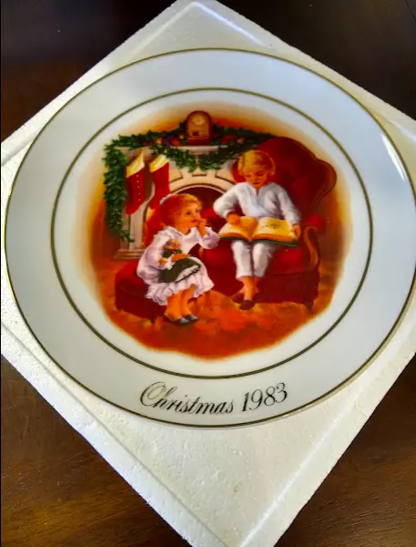 Avon Collector Plate 3rd Edition Christmas Porcelain w/ box 1983