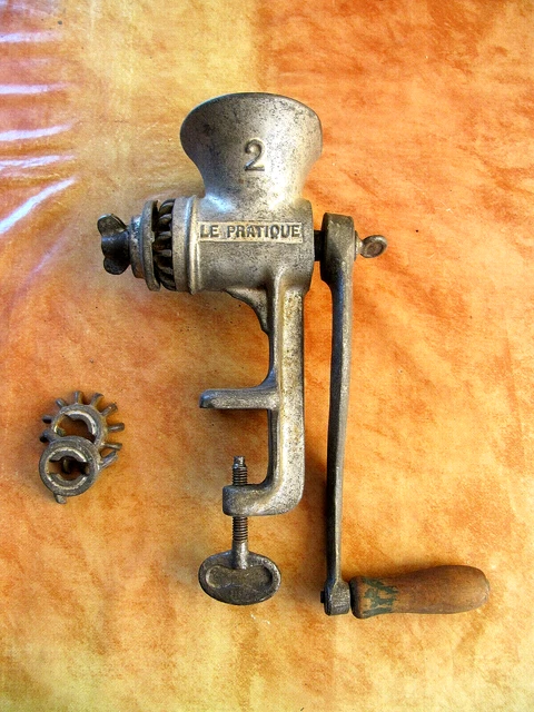 Presse a biscuits primitifs a poussoir antique, 3 différents disques a