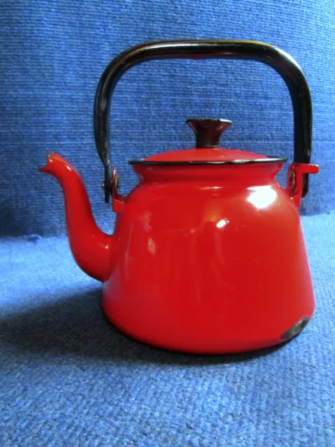 ancienne BOUILLOIRE en tole emaillée rouge 1,5 l. Théière Déco Retro c1960