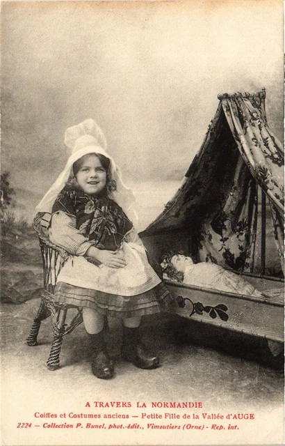 CPA A Travers la Normandie Coiffes et Costummes anciens Petite Fille (435129)