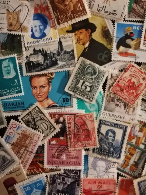 500 World Wide postage stamps.  Randomly selected World post stamps. Timbres.