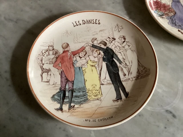 1/2 assiette en faience colorisée CREIL ET MONTEREAU les danses  N°2 le cotillon