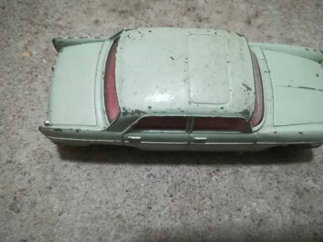 Dinky Toys Peugeot 404  1:43 Voiture vert N°553 made in France no box
