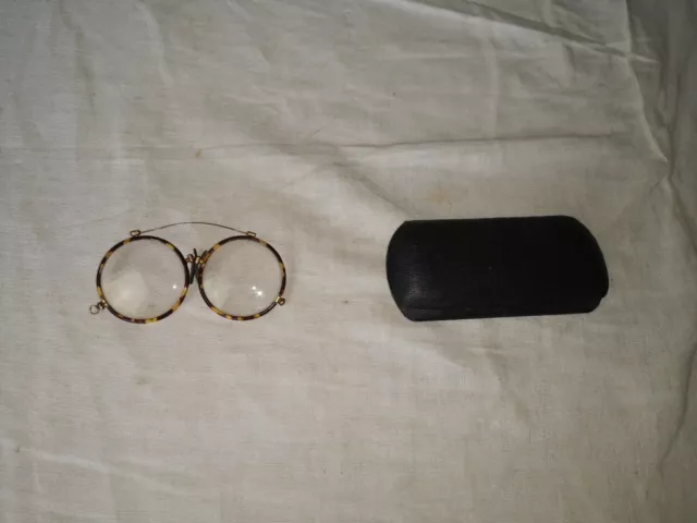 ancienne paire de lunettes lorgnon