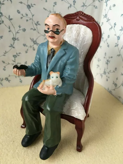 Dolls House GRANDFATHER/DAD & Cat Old Style SITTING Man Resin Figure 1:12 Scale