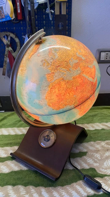 mappamondo con bussola, orologio, luce e capitali messe in evidenza.
