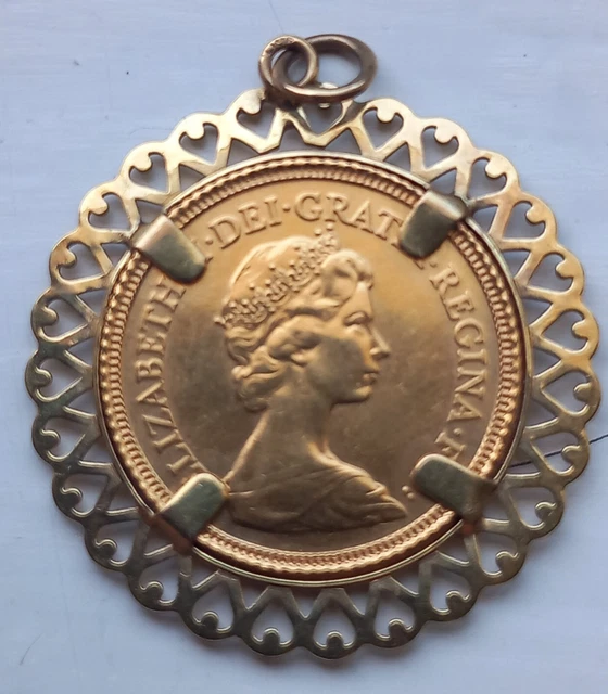 1982 ELIZABETH 11 9ct gold half sovereign in pendant mount £260.00 ...