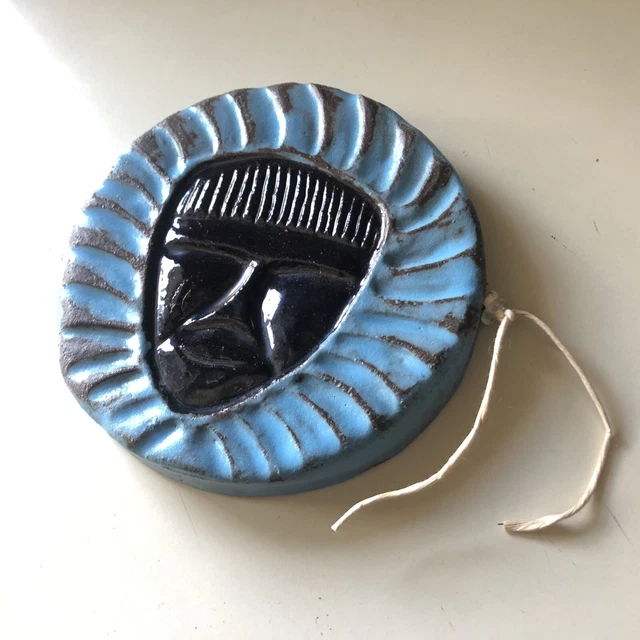 Máscara inuit de cerámica de gres azul marrón firmada para estudio colgante de pared