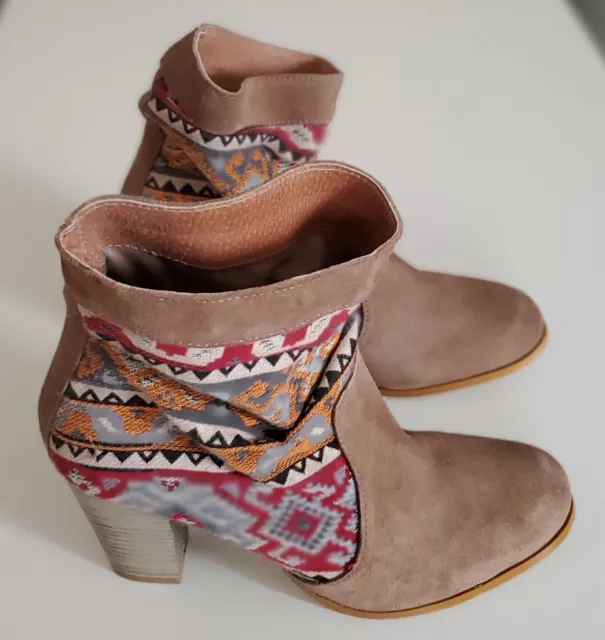 BOTTINES BOTTES FEMME EN DAIM ET TISSUS A MOTIFS POINTURE 39 TALON 8 cm