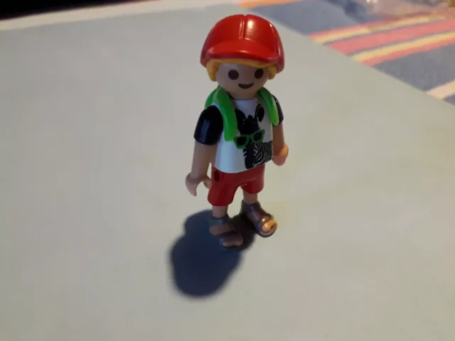 playmobil 6634 garçon,chemise,sac à dos vert et jaune,casquette,grand zoo(B1bis)