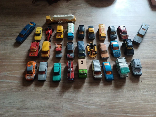 Matchbox Lot de 15 Voitures et camions Jouets avec 3 thèmes